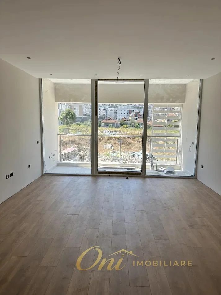 Tirane, jepet me qera zyre Kati 1, 120 m² 1.700 € (KOMUNA E PARISIT)